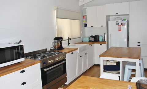 SHORE BEATS WORK - INVERLOCH - Accommodation ACT 1