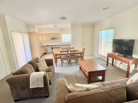 Spacious 2 Bed, 2 Bath Villa - Central Location - Quiet - Accommodation ACT 0