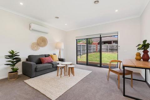 Spacious 4-Bed House With Parking And Backyard - Accommodation ACT 3