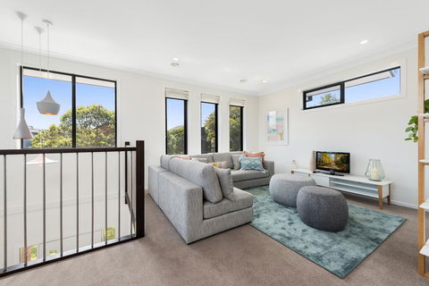 Spacious 4-Bed House With Parking And Backyard - Accommodation ACT 0