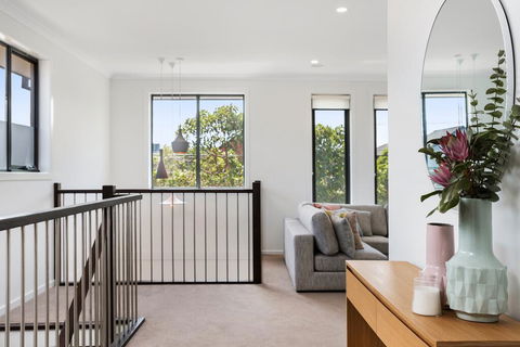 Spacious 4-Bed House With Parking And Backyard - Accommodation ACT 1
