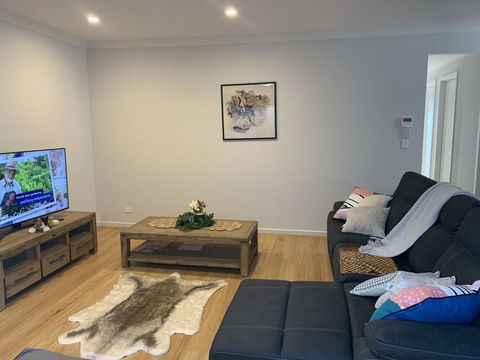 Spacious Rooms Home-Stay With Free Wifi - Accommodation ACT 0