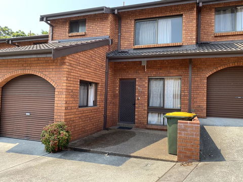 Spacious Townhouse In Wollongong - Accommodation ACT 3