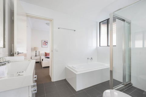 Spacious Two-Bedroom Apartment Near Hospital - Accommodation ACT 3
