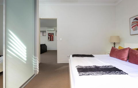 Spacious Two-Bedroom Apartment Near Hospital - Accommodation ACT 2