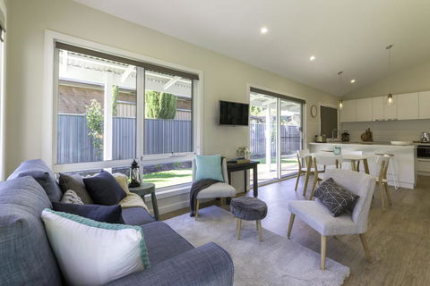 Spring Home - Our Place At Bright - Accommodation ACT 3