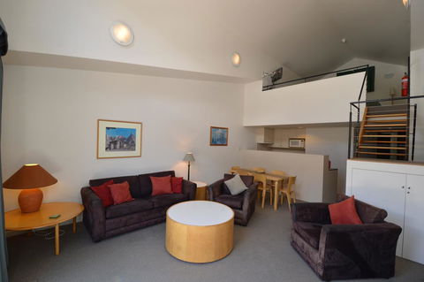 Squatters 11 - Accommodation ACT 2