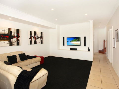 St Lucia 11 - 4 BDRM Canal Home With Pool - Accommodation ACT 2