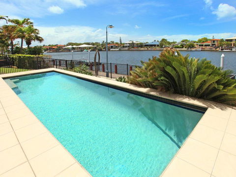 St Lucia 11 - 4 BDRM Canal Home With Pool - Accommodation ACT 1