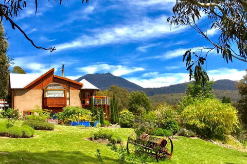 STUNNING HOME WITH AMAZING VIEWS - Just 20 Mins To The City And Only 10 To MONA! - Accommodation ACT 1
