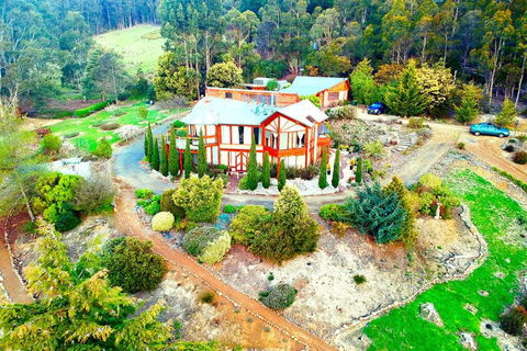 STUNNING HOME WITH AMAZING VIEWS - Just 20 Mins To The City And Only 10 To MONA! - Accommodation ACT 2