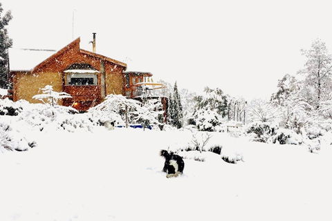 STUNNING HOME WITH AMAZING VIEWS - Just 20 Mins To The City And Only 10 To MONA! - Accommodation ACT 0
