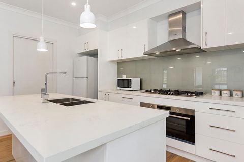 Style, Comfort And Convenience - Accommodation ACT 2