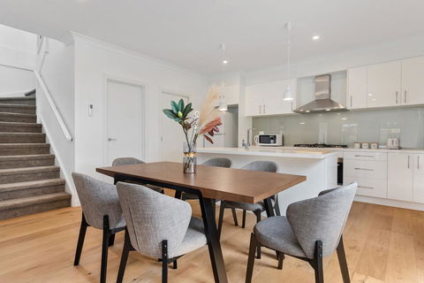 Style, Comfort And Convenience - Accommodation ACT 1