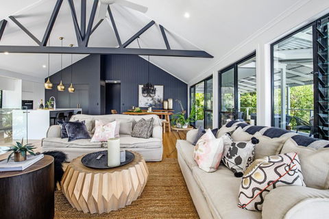 Stylish And Spacious Masterpiece, Sunshine Beach - Accommodation ACT 1