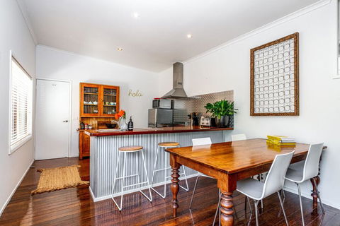 SUNSET BEACH SHACK On SURF - Accommodation ACT 2