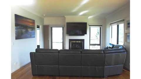 SURFSIDE LAKEVIEWS - FREE WIFI - Accommodation ACT 0