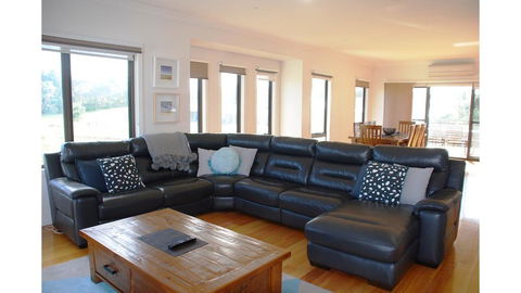 SURFSIDE LAKEVIEWS - FREE WIFI - Accommodation ACT 3