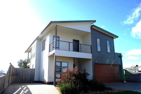 SURFSIDE LAKEVIEWS - FREE WIFI - Accommodation ACT 1