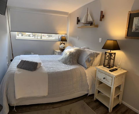 Swamp Fox Luxury 2BR Dutch Barge - Accommodation ACT 1