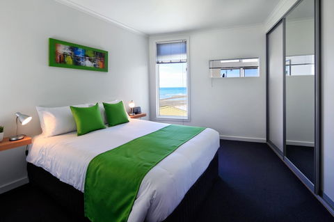 Penguin Waterfront Escape - Accommodation ACT 8