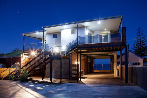 Penguin Waterfront Escape - Accommodation ACT 5