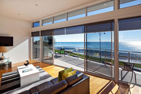 Penguin Waterfront Escape - Accommodation ACT 1