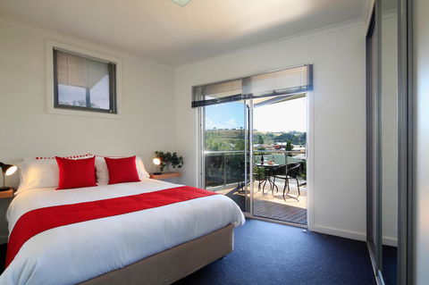 Penguin Waterfront Escape - Accommodation ACT 6