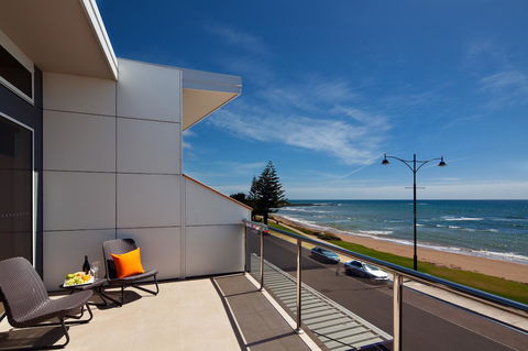Penguin Waterfront Escape - Accommodation ACT 3