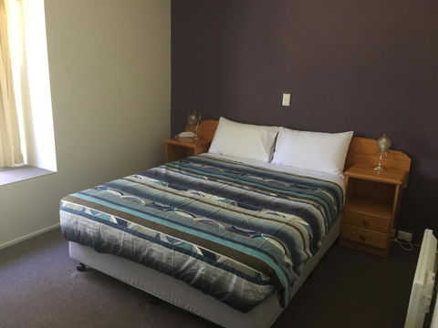 The Fox And Hounds Historic Hotel - Accommodation ACT 10
