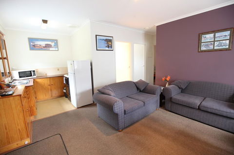 The Fox And Hounds Historic Hotel - Accommodation ACT 13