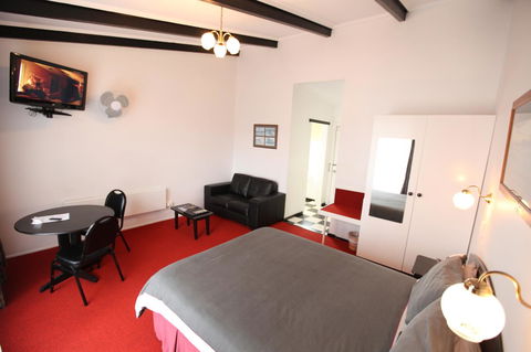 The Fox And Hounds Historic Hotel - Accommodation ACT 34
