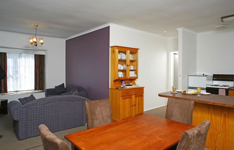 The Fox And Hounds Historic Hotel - Accommodation ACT 20