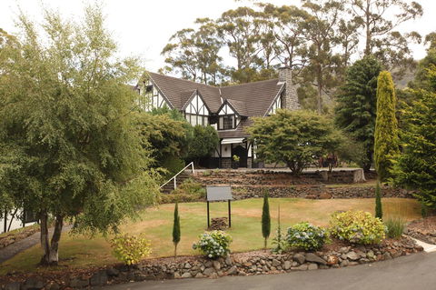 The Fox And Hounds Historic Hotel - Accommodation ACT 39