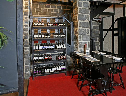 The Fox And Hounds Historic Hotel - Accommodation ACT 23