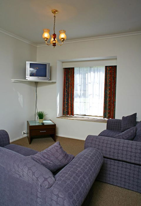 The Fox And Hounds Historic Hotel - Accommodation ACT 24