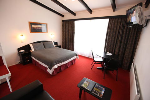 The Fox And Hounds Historic Hotel - Accommodation ACT 16