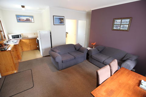 The Fox And Hounds Historic Hotel - Accommodation ACT 18