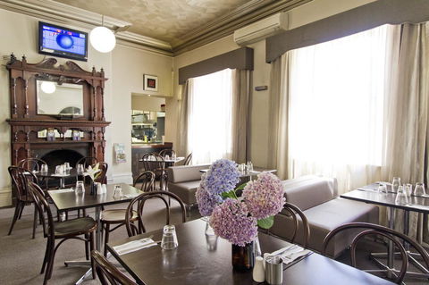 Deloraine Hotel - Accommodation ACT 5