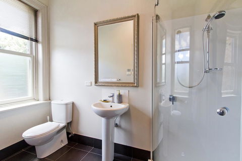 Deloraine Hotel - Accommodation ACT 25