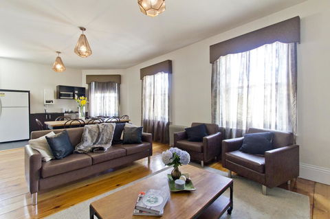 Deloraine Hotel - Accommodation ACT 4