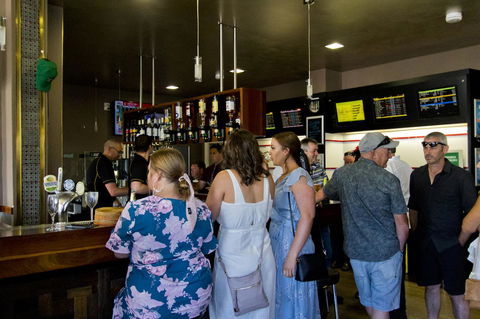 Deloraine Hotel - Accommodation ACT 13