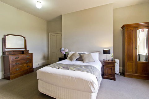 Deloraine Hotel - Accommodation ACT 26