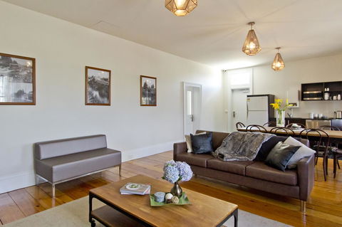 Deloraine Hotel - Accommodation ACT 23