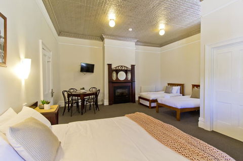 Deloraine Hotel - Accommodation ACT 1