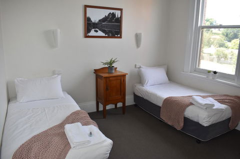 Deloraine Hotel - Accommodation ACT 8
