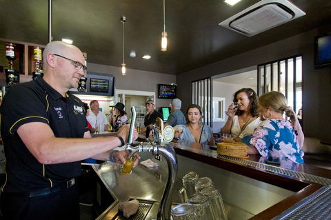Deloraine Hotel - Accommodation ACT 12