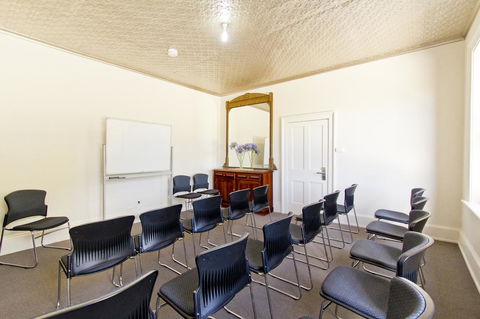 Deloraine Hotel - Accommodation ACT 20
