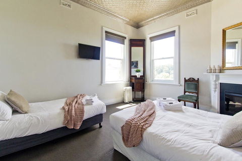 Deloraine Hotel - Accommodation ACT 21