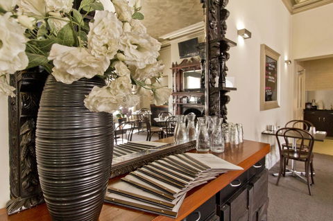 Deloraine Hotel - Accommodation ACT 29